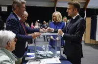 Макрон голосует на парламентских выборах во Франции
