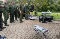 Робат-сабака і камандзіры мінскай тэрабароны
