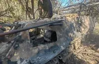 Гусеничный тягач заглох и сгорел
