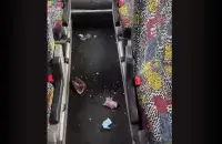 Смецце ў салоне аўтобуса
