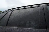 Автомобиль с тонированными стеклами, иллюстративное фото
