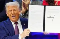Трамп с подписанным уставом Совета мира
