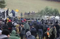 Мігранты штурмуюць мяжу ў 2021 годзе
