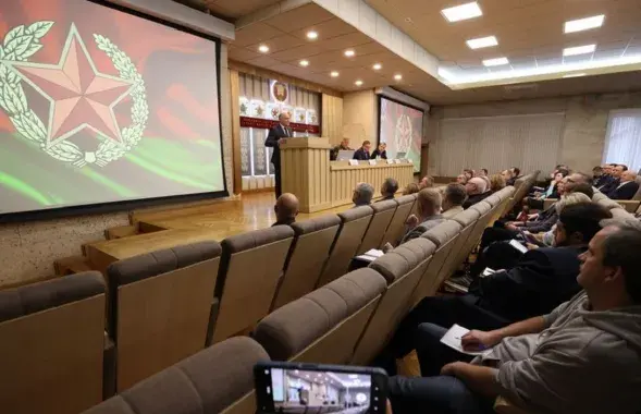 Иван Тертель выступает в Центральном доме офицеров в Минске / БЕЛТА
