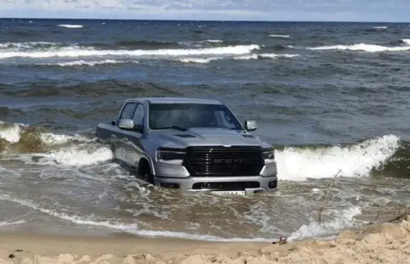 Аўтамабіль і мора / https://www.facebook.com/ltvzinas/
