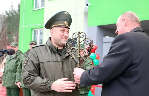 Вайскоўцаў засяляюць у новы дом, пабудаваны ў Лунінцы /t.me/modmilby/
