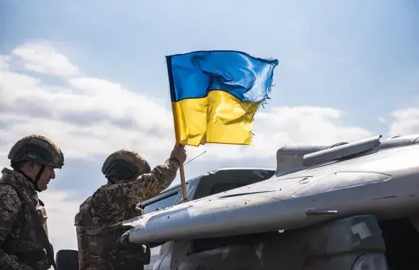 Украинский флаг на фронте / t.me/V_Zelenskiy_official/
