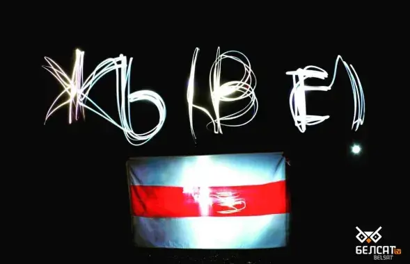 Протестующие несли бело-красно-белые флаги / @belsat