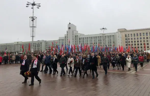 Ідуць да помніка Леніну / t.me/minskiygorispolkom
