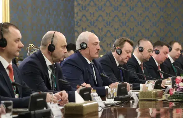 Іван Кубракоў (злева) на перамовах / president.gov.by
