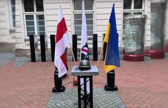 Временный мемориал в Варшаве / t.me/post_rudzik/
