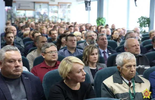 Работники Минского завода колесных тягачей слушают, "откуда на Беларусь готовилось нападение" / t.me/modmilby
