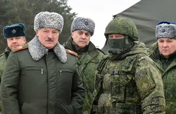 Аляксандр Лукашэнка з расійскім вайскоўцам у Беларусі, студзень 2023-га / president.gov.by
