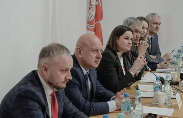 Александр Азаров (слева) и другие участники Объединенного переходного кабинета Беларуси / t.me/CabinetBelarus/

