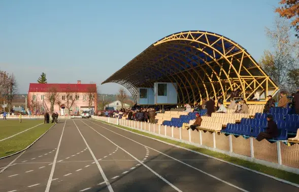 Болельщики на слонимском стадионе "Юность" / railwayz.info​