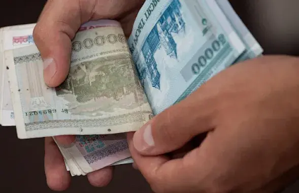 Перад выбарамі прадпрыемствы рэкордна скарацілі пратэрміноўку па заробках 