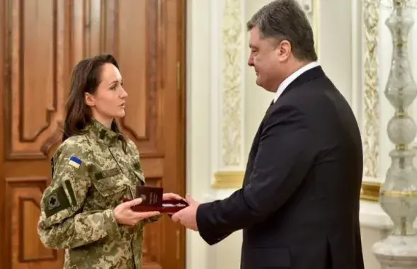 Президент Украины Пётр Порошенко&nbsp;вручает Ольге Омельчук&nbsp;орден "За мужество", фото&nbsp;khm.depo.ua
