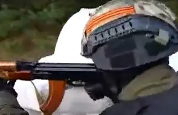 Удзельнік вучэнняў амапавец з каларадскай стужкай / Скрыншот з відэа МУС

