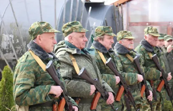 Байцы "народнага апалчэння" на фотасэсіі / novgazeta.by
