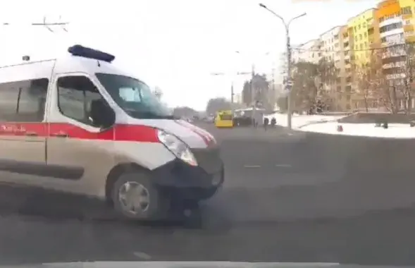 "Хуткая" за імгненне да сутыкнення / Скрыншот з відэа ДАІ

