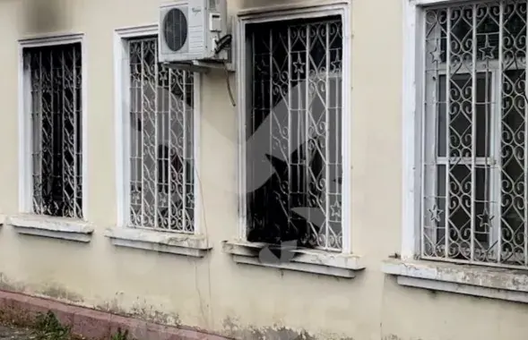 Ваенкамат у Хабараўску пасля спробы падпалу / t.me/amur_mash
