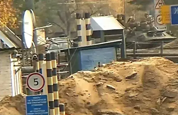 Украінскія байцы на бронетэхніцы каля мяжы / Скрыншот з відэа
