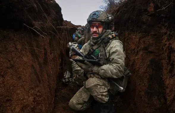 Калиновцы в окопе на фронте / t.me/belwarriors/

