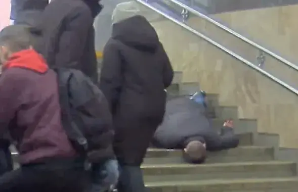 Пострадавший в переходе станции метро / Скриншот с видео t.me/police_minsk
