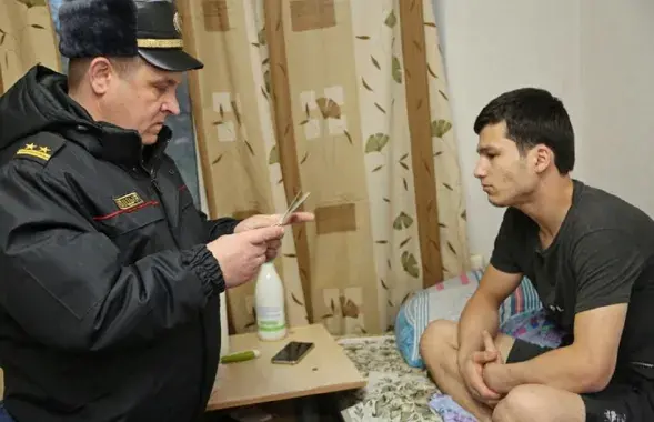 Гомельский милиционер проверяет документы / t.me/uvdgomel
