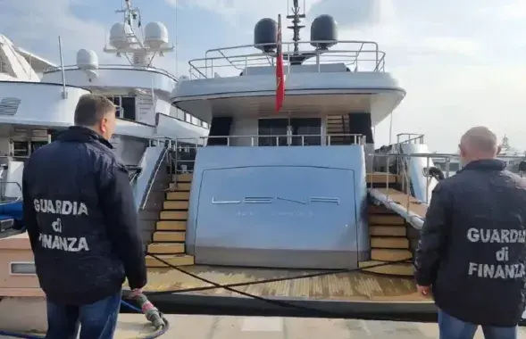 Італьянская паліцыя аглядае канфіскаваную яхту расійскага алігарха Генадзя Цімчанкі / Fabrizio Tenerelli/EPA
