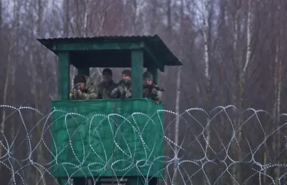 Украинские военные на смотровой вышке на границе с Беларусью / t.me/gpkgovby
