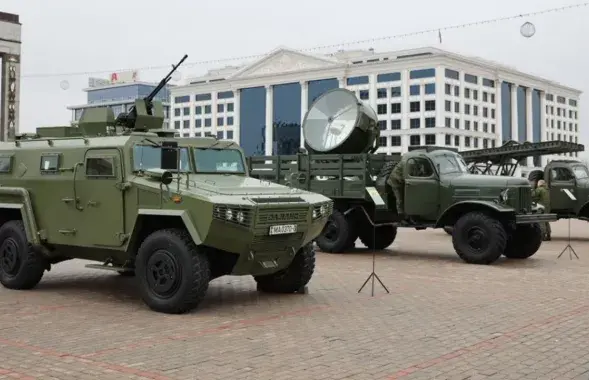 Военная техника на Октябрьской площади / t.me/modmilby/
