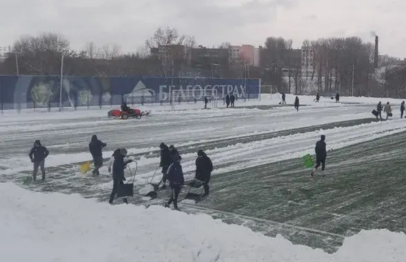 Футболисты убирают снег на стадионе в Минске / t.me/footballby
