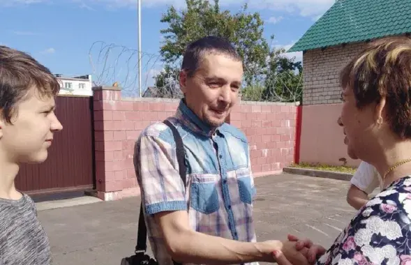 Так Дзмітрыя Суслава сустракалі пасля вызвалення ў чэрвені 2022-га / t.me/bajby
