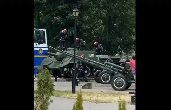 Ратавальнікі і экспанат / vk.com/typical_barysau
