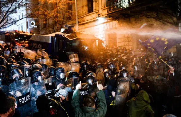 Полиция против демонстрантов / meduza.io
