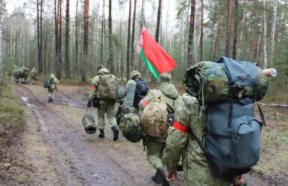 З чырвона-зялёным сцягам на вучэннях / vk.com/gpkgovby
