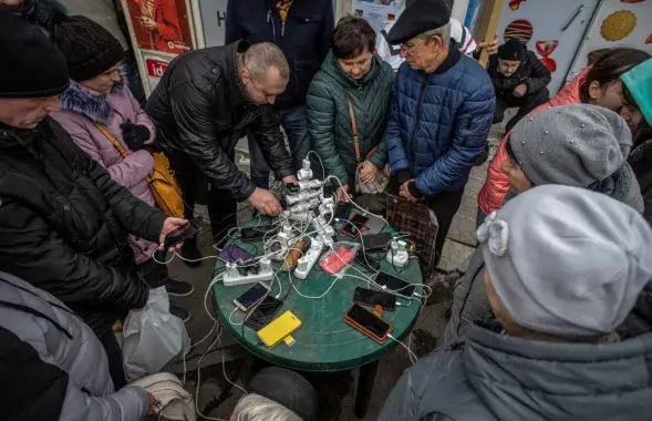 Украинцы заряжают свои телефоны / washingtonpost.com
