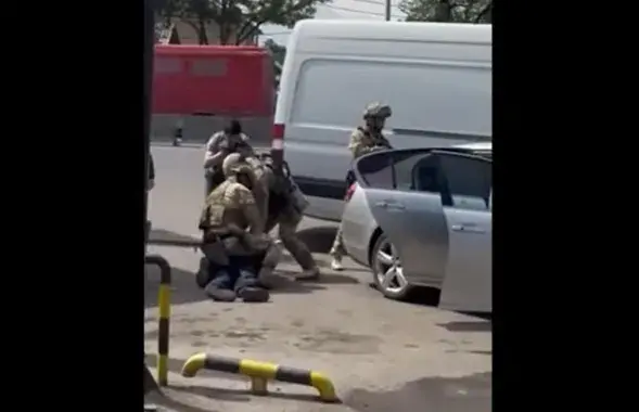 Одно из задержаний в Бишкеке / Скриншот из видео
