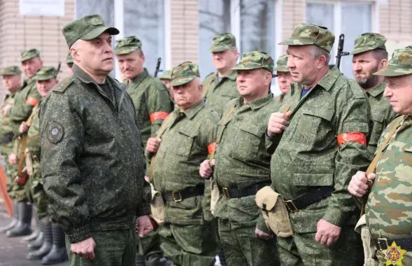 Александр Вольфович и бойцы народного ополчения / пресс-служба Минобороны
