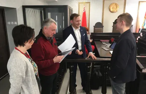 Андрей Дмитриев (второй справа) в суде / @Minskstrana​