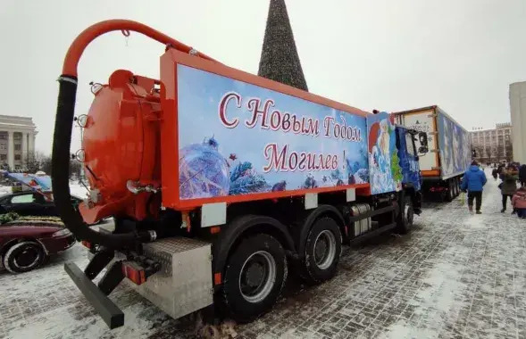 Асенізатарская машына на парадзе Дзядоў Мароўаў у Магілёве
