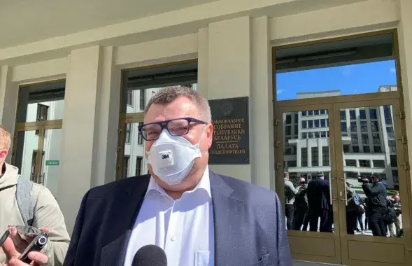Віктар Бабарыка каля ўвахода ў ЦВК / Еўрарадыё