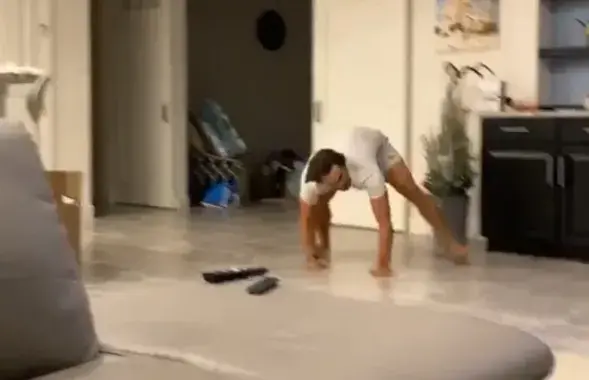 Ник Бэйлен в новом образе / Скриншот с видео