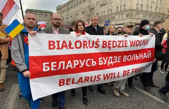 Светлана Тихановская и Павел Латушко (в центре) / Еврорадио
