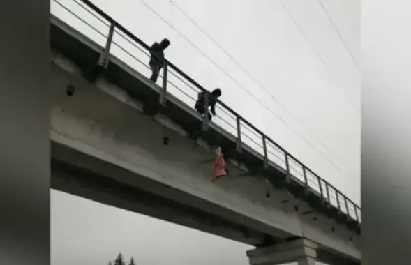 "Партизаны" вывешивают очередное чучело / Скриншот с видео МВД​