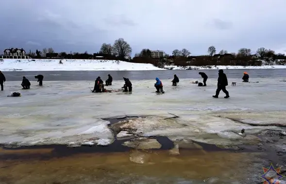 При попытке вернуться на берег,&nbsp; лед крошился под ногами /&nbsp;vitebsk.mchs.gov.by
