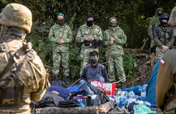 Но мигранты отказались применять оружие, говорят в Латвии&nbsp;/&nbsp;AFP
