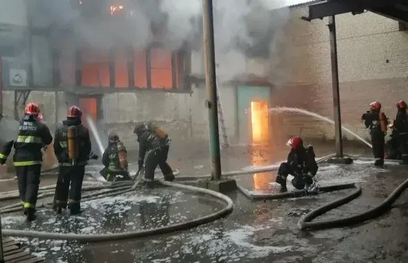 Спасатели ликвидируют возгорание / grodno.mchs.gov.by​