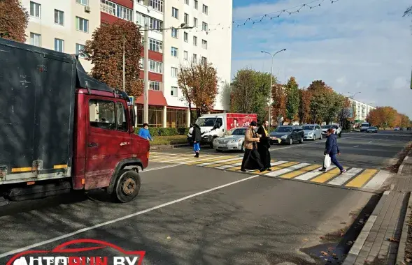 Бацюшка асвячае аварыйнае месца на адной з дарог Салігорска / фота з пабліка "Салігорскія аўтааматары"